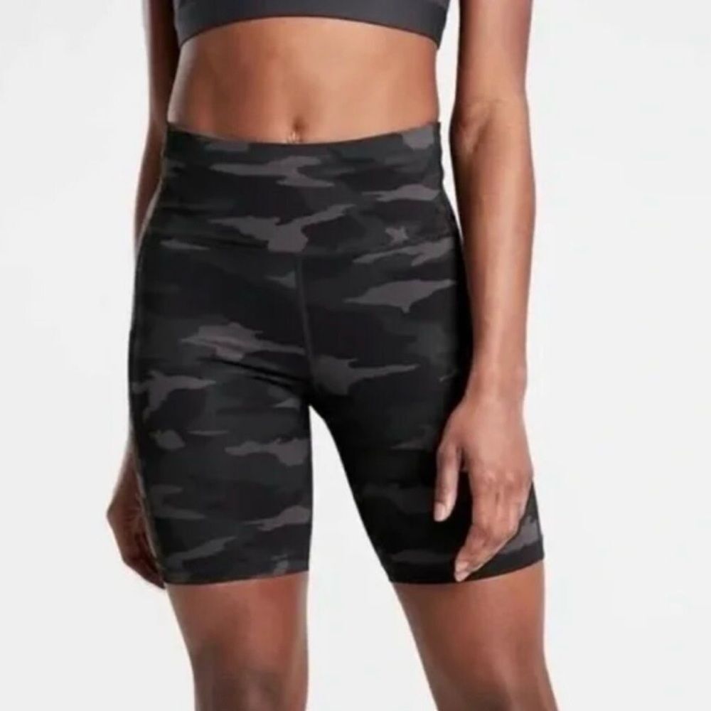 Athleta Ultimate Stash Pocket Camo 7” Shorts Biker XS